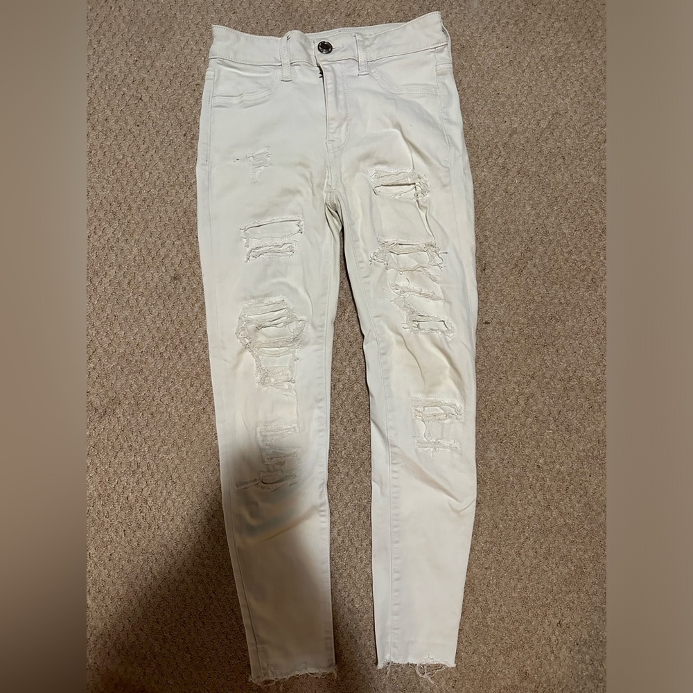 Cute white ripped mid rise jeans from American eagle size 0